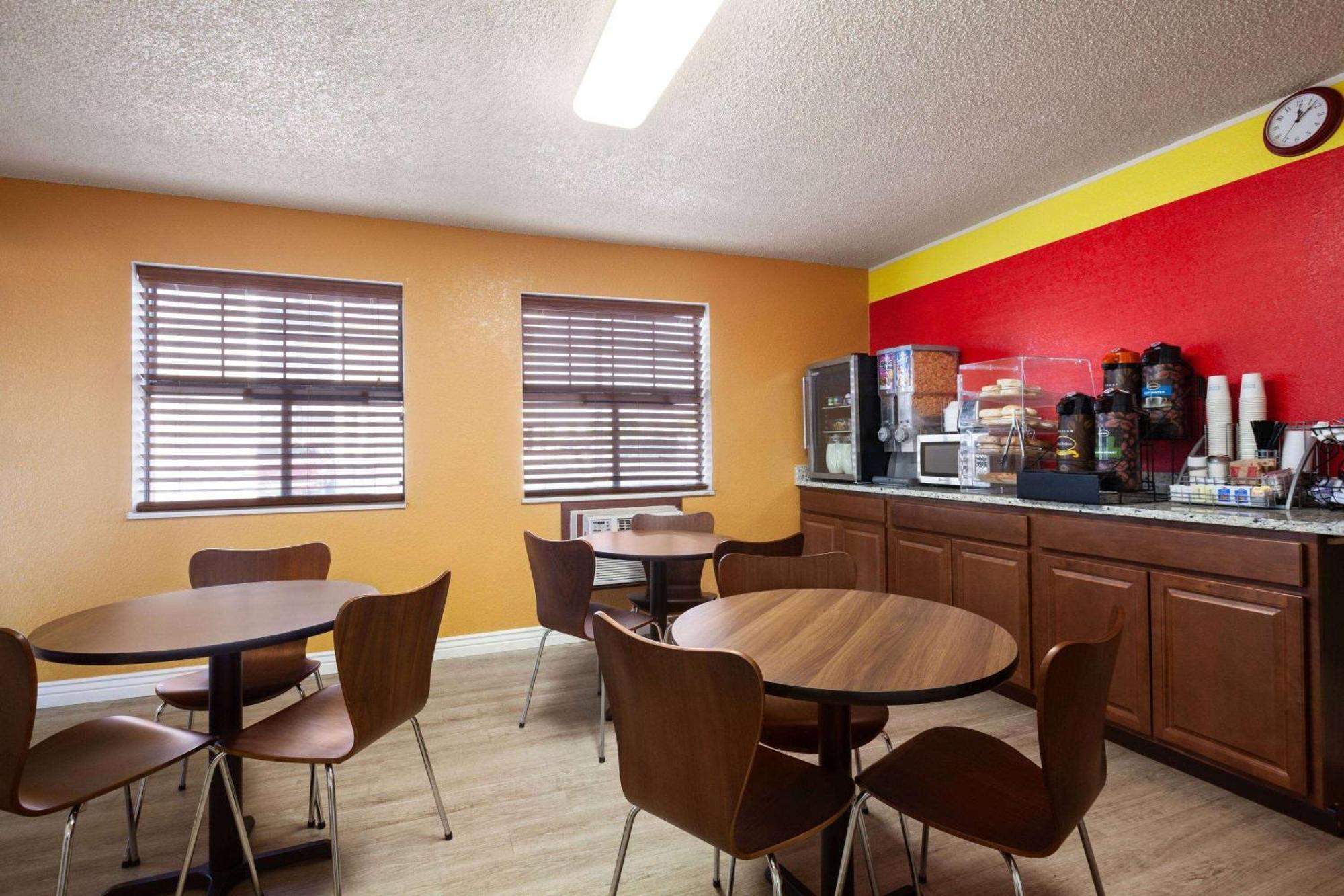 Готель Super 8 By Wyndham Colorado Springs/Afa Area Екстер'єр фото